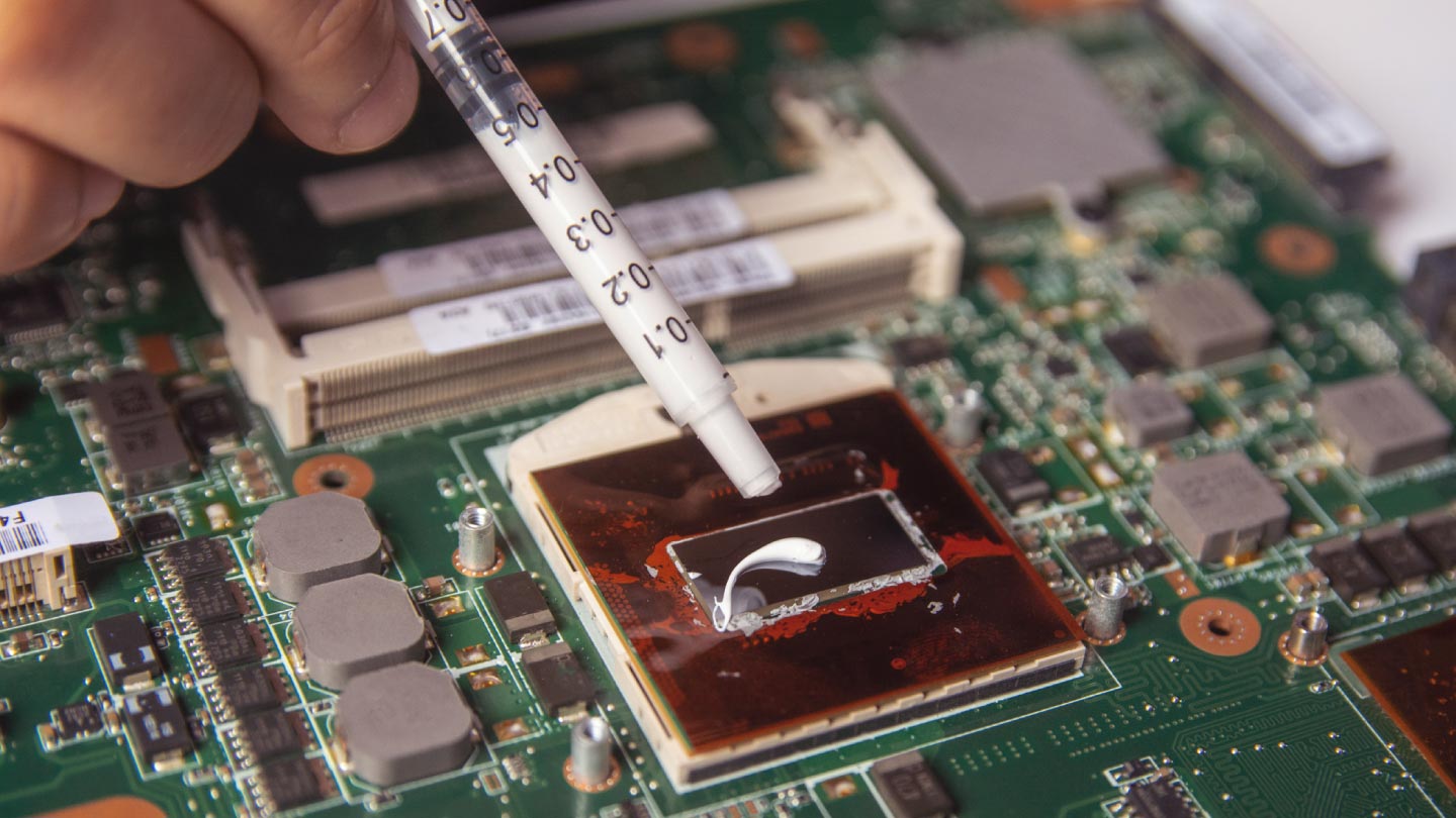 photo of someone replacing thermal paste 