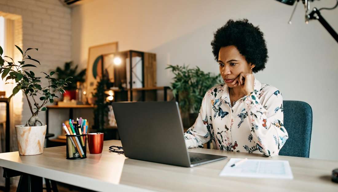 woman-concerned-on-laptop