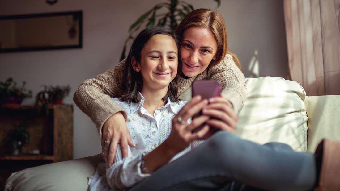 mom-watching-daughter-use-social-media-safely