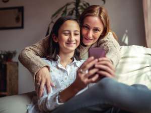 mom-watching-daughter-use-social-media-safely