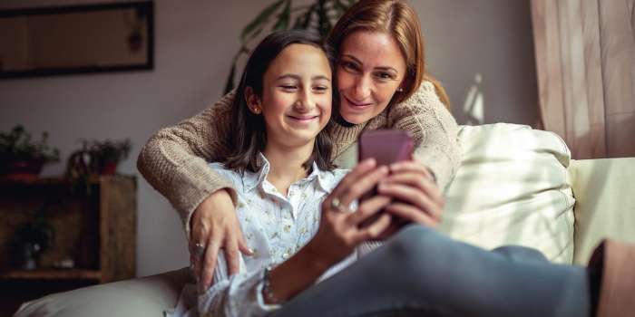 mom-watching-daughter-use-social-media-safely