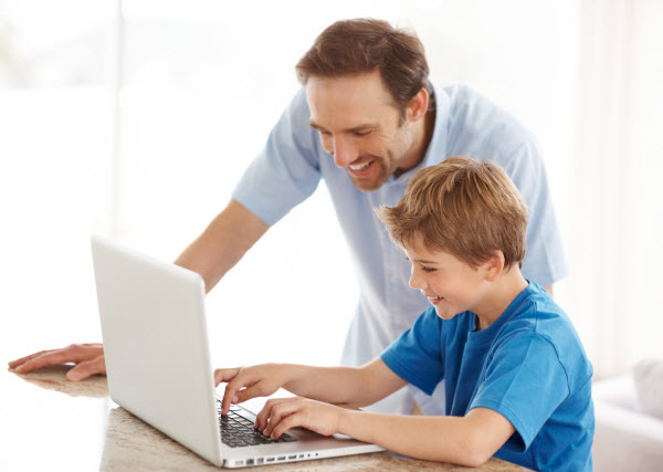 padre e hijo con ordenador