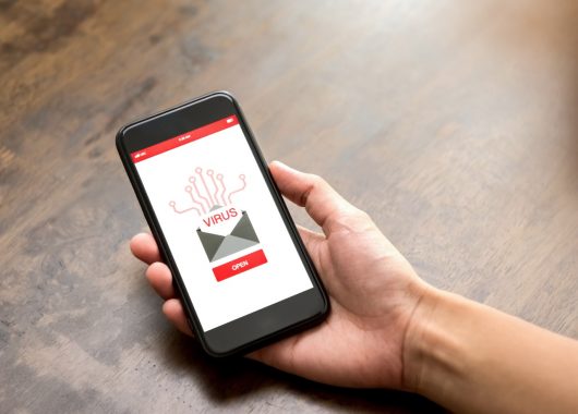 Evita que hackeen tu Smartphone como a Jeff Bezos