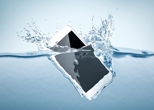 Cómo arreglar un teléfono mojado en 7 pasos
