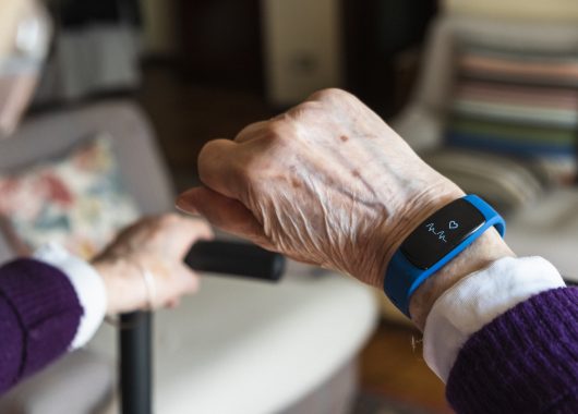 Cuidado, abuela, la pulsera de actividad la vigila