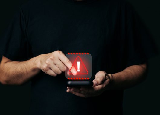 como-saber-si-tu-telefono-esta-pinchado-11-senales-de-alarma-buenas-practicas