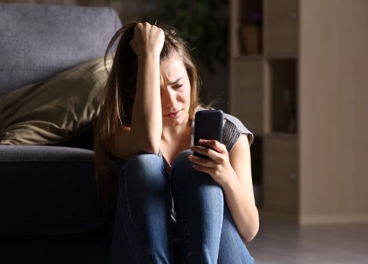 los-10-ciberataques-que-mas-sufren-las-mujeres-y-como-la-ia-los-potencia