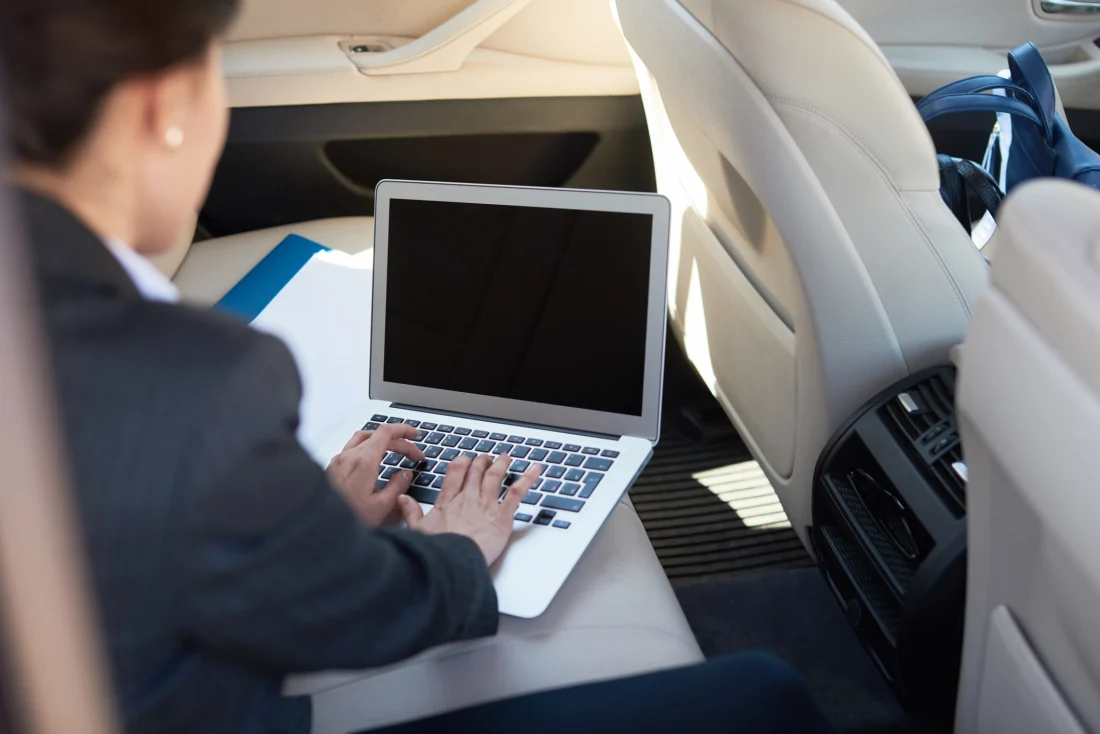 comment-recharger-un-ordinateur-portable-en-voiture-5-solutions-efficaces
