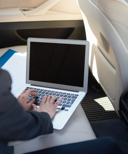 comment-recharger-un-ordinateur-portable-en-voiture-5-solutions-efficaces