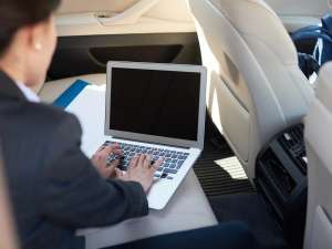 comment-recharger-un-ordinateur-portable-en-voiture-5-solutions-efficaces.