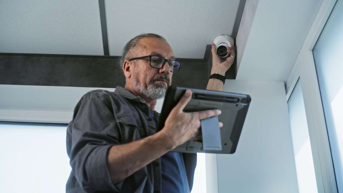 comment-detecter-les-cameras-cachees-8-methodes-pour-proteger-votre-vie-privee