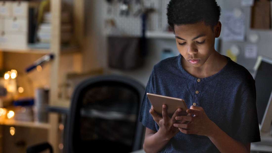 Adolescente vittima di cyberbullismo sul suo cellulare