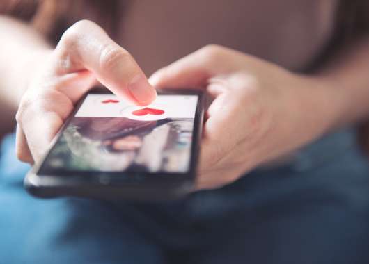 Tinder non ha più il controllo della fedina penale