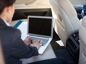 come-caricare-un-portatile-in-macchina