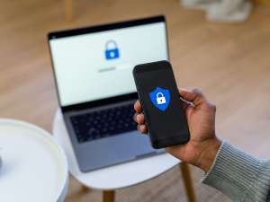 come-proteggere-lo-smartphone-e-i-dispositivi-mobili-nel-2025