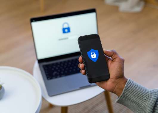 come-proteggere-lo-smartphone-e-i-dispositivi-mobili-nel-2025