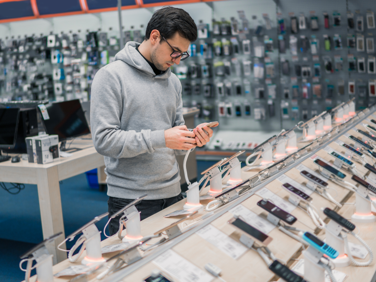 Watch 7 Things Your Cell Phone Salesperson Wont Tell You video Watch 7 Things Your Cell Phone Salesperson Wont Tell You video